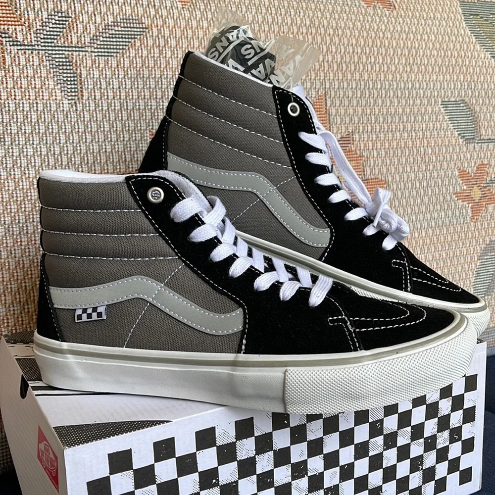 Vans WMNS Skate Sk8-Hi
Reflective Black/Grey
VN0ASFCCN42
Sneakers - Picture 7 of 16